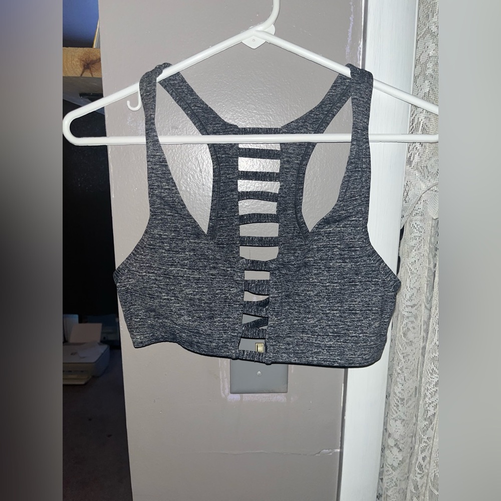 Victoria Secret PINK sports bra. No size listed however fits small. like new.
